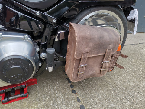Hulk Braun Schwingentasche mit Flaschenhalter passend für Harley-Davidson Softail