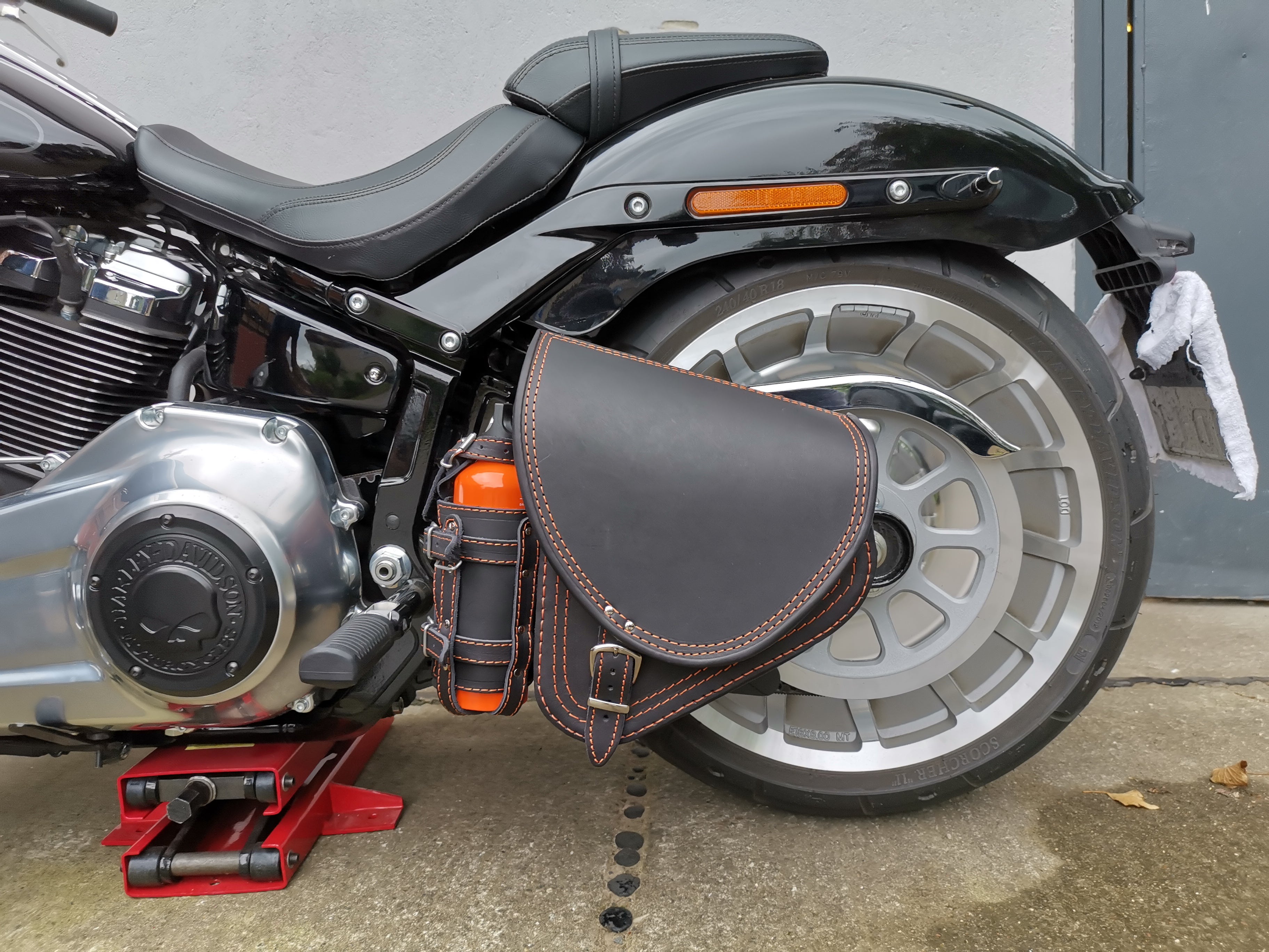 Diablo Orange Schwingentasche mit Flaschenhalter passend für Harley-Davidson Softail