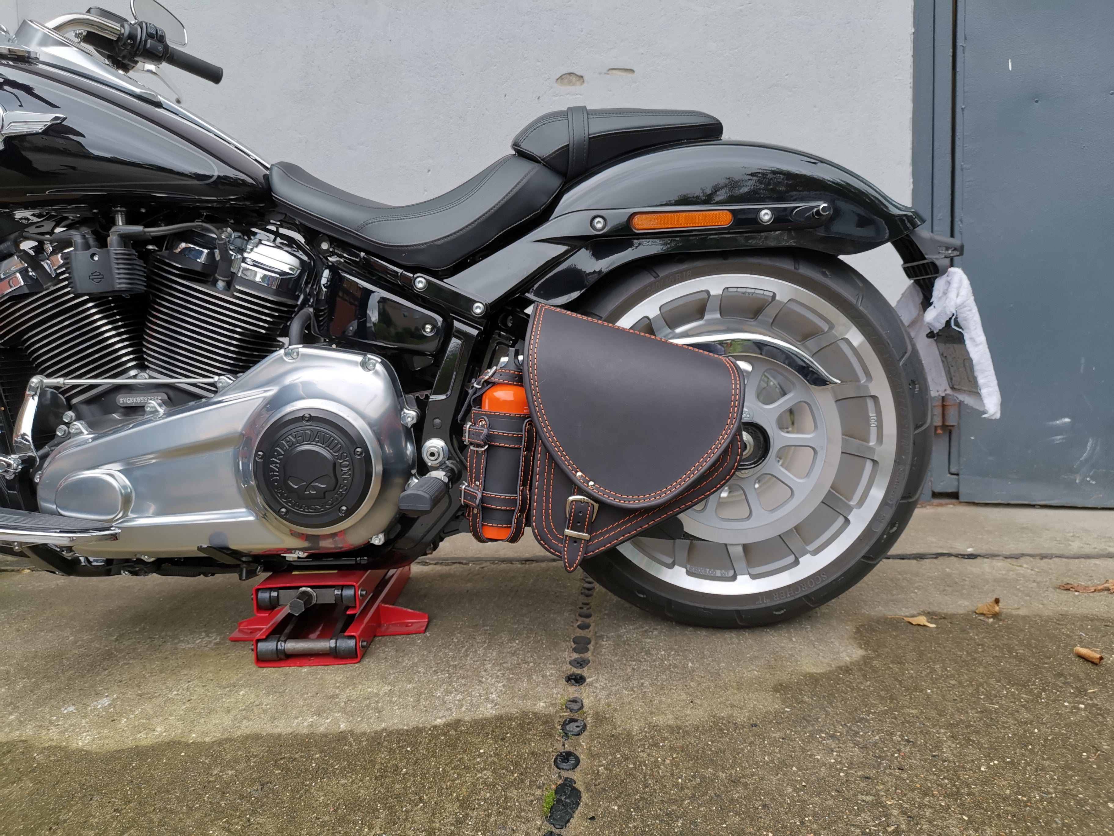 Diablo Orange Schwingentasche mit Flaschenhalter passend für Harley-Davidson Softail