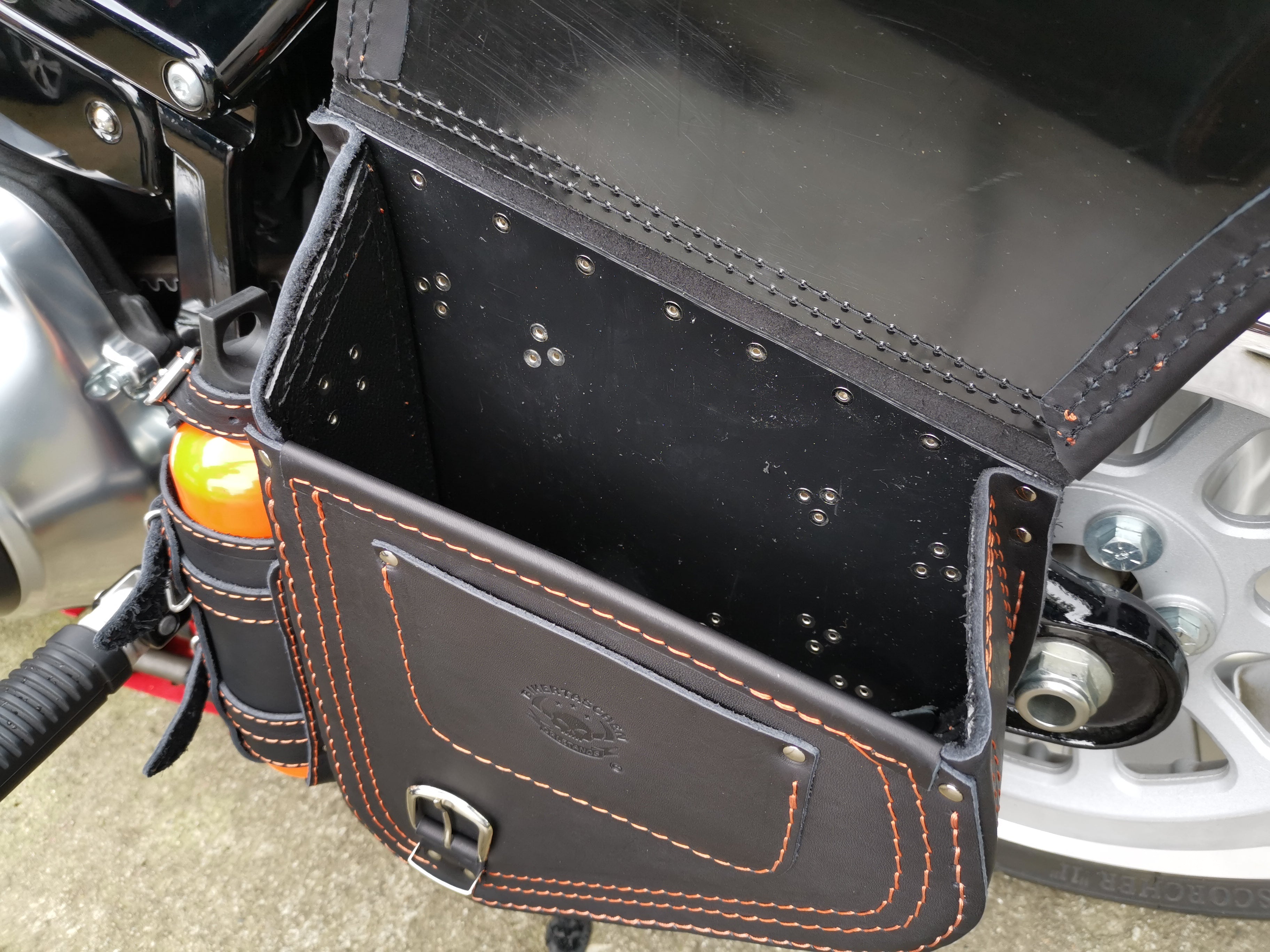 Diablo Orange Schwingentasche mit Flaschenhalter passend für Harley-Davidson Softail