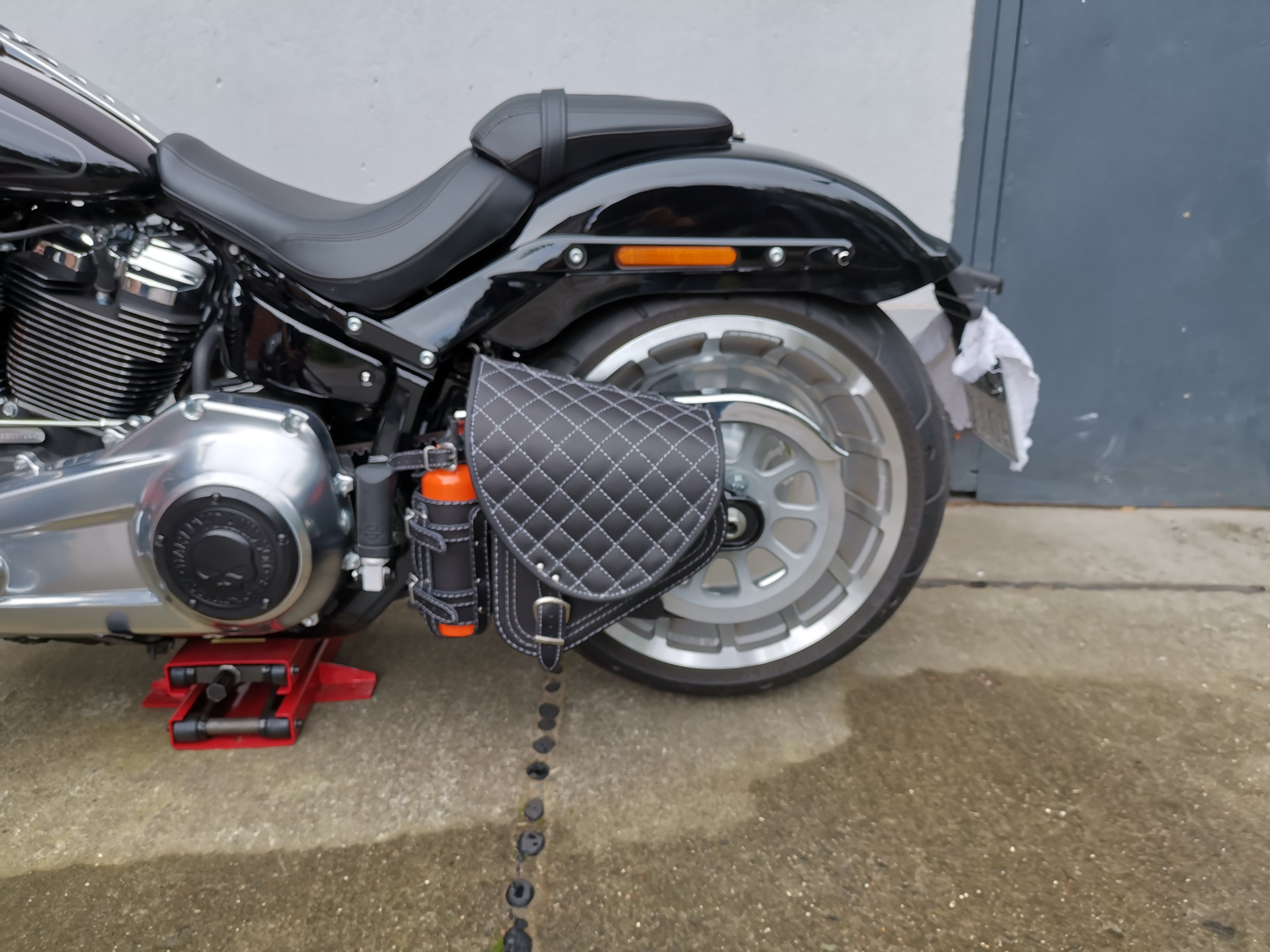 Diablo Silver Schwingentasche mit Flaschenhalter passend für Harley-Davidson Softail