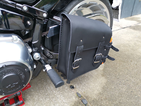 Hulk Schwarz Schwingentasche mit Flaschenhalter passend für Harley-Davidson Softail