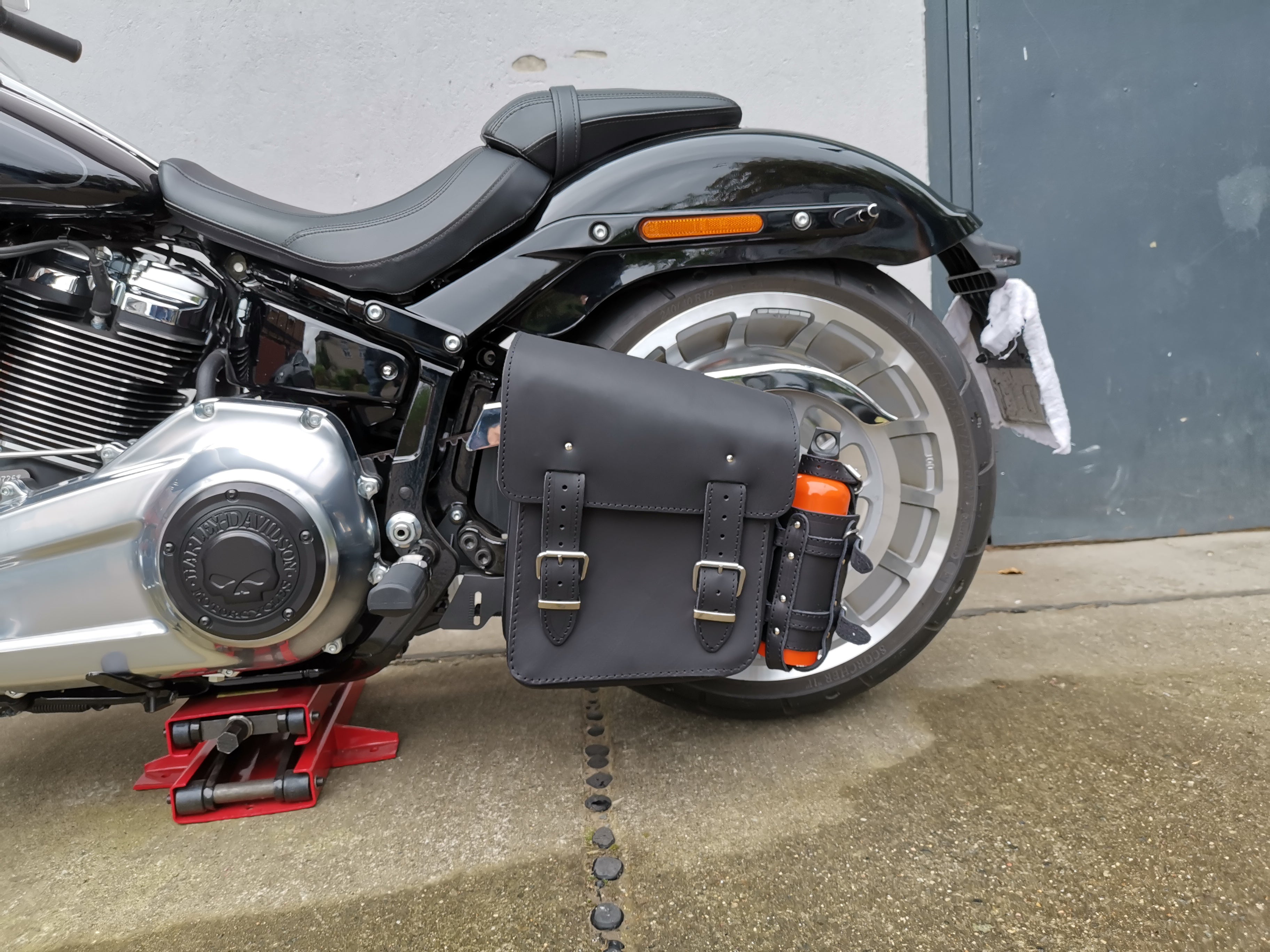 Hulk Schwarz Schwingentasche mit Flaschenhalter passend für Harley-Davidson Softail