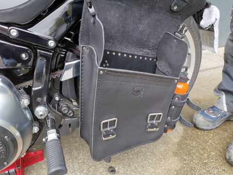 Hulk Schwarz Schwingentasche mit Flaschenhalter passend für Harley-Davidson Softail