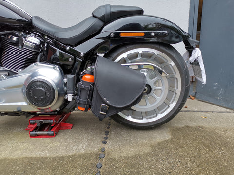 Diablo Schwarz Schwingentaschen mit Flaschenhalter passend für Harley-Davidson Softail