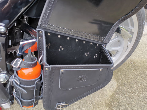 Diablo 13 Schwingentaschen mit Flaschenhalter passend für Harley-Davidson Softail
