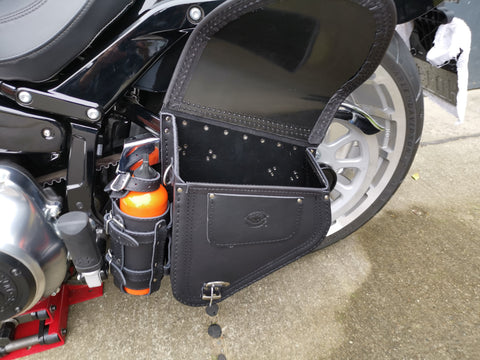 Diablo Schwarz Schwingentaschen mit Flaschenhalter passend für Harley-Davidson Softail