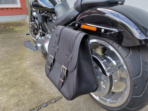 Zeus Schwarz Seitentasche + Halter XL passend für Softail ab 2018 bis Heute