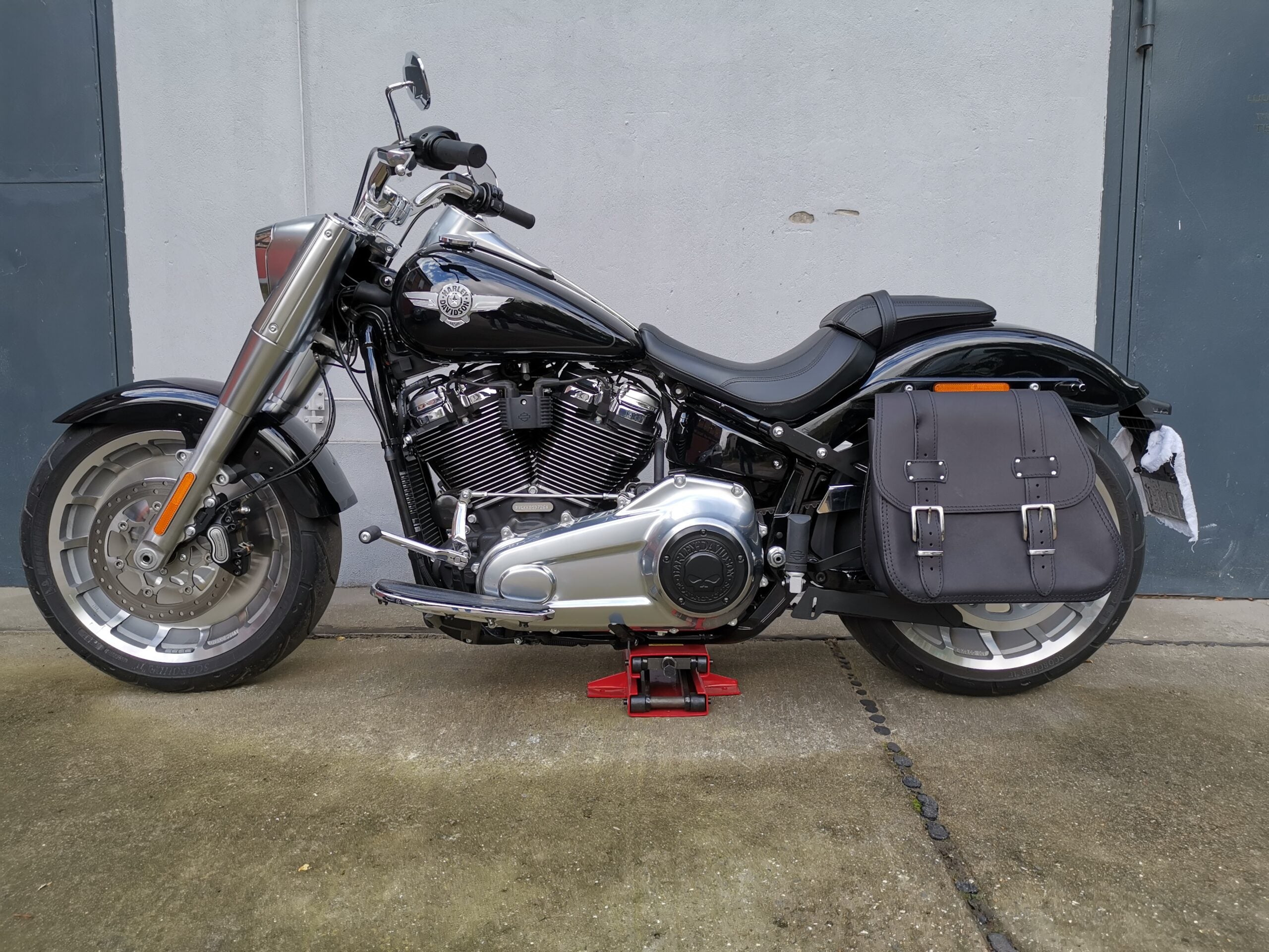 Zeus Schwarz Seitentasche + Halter XL passend für Softail ab 2018 bis Heute
