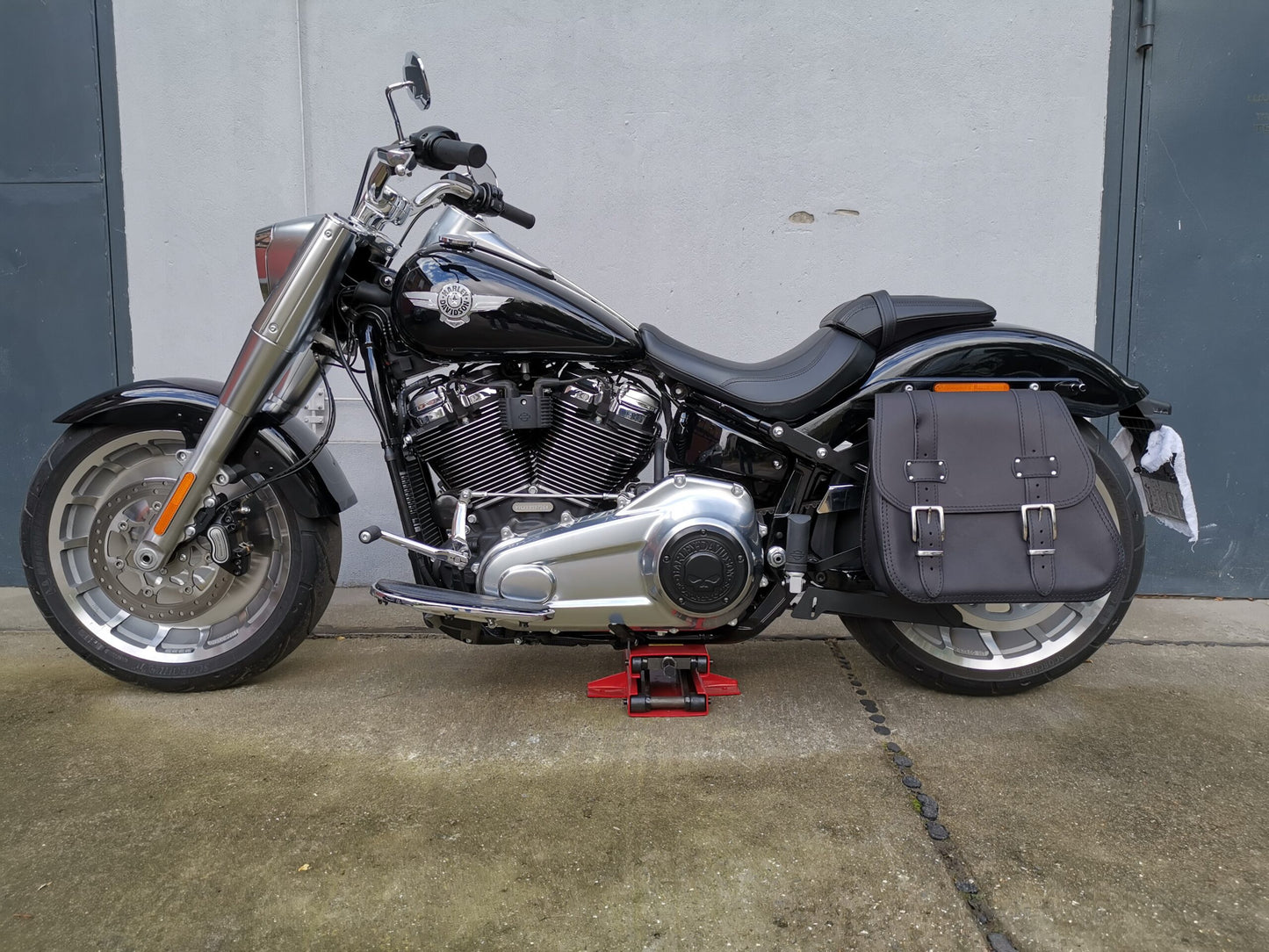 Zeus Schwarz Seitentasche + Halter XL passend für Softail ab 2018 bis Heute