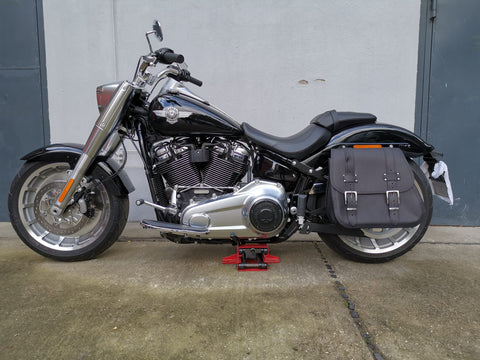 Zeus Schwarz Seitentasche + Halter XL passend für Softail ab 2018 bis Heute