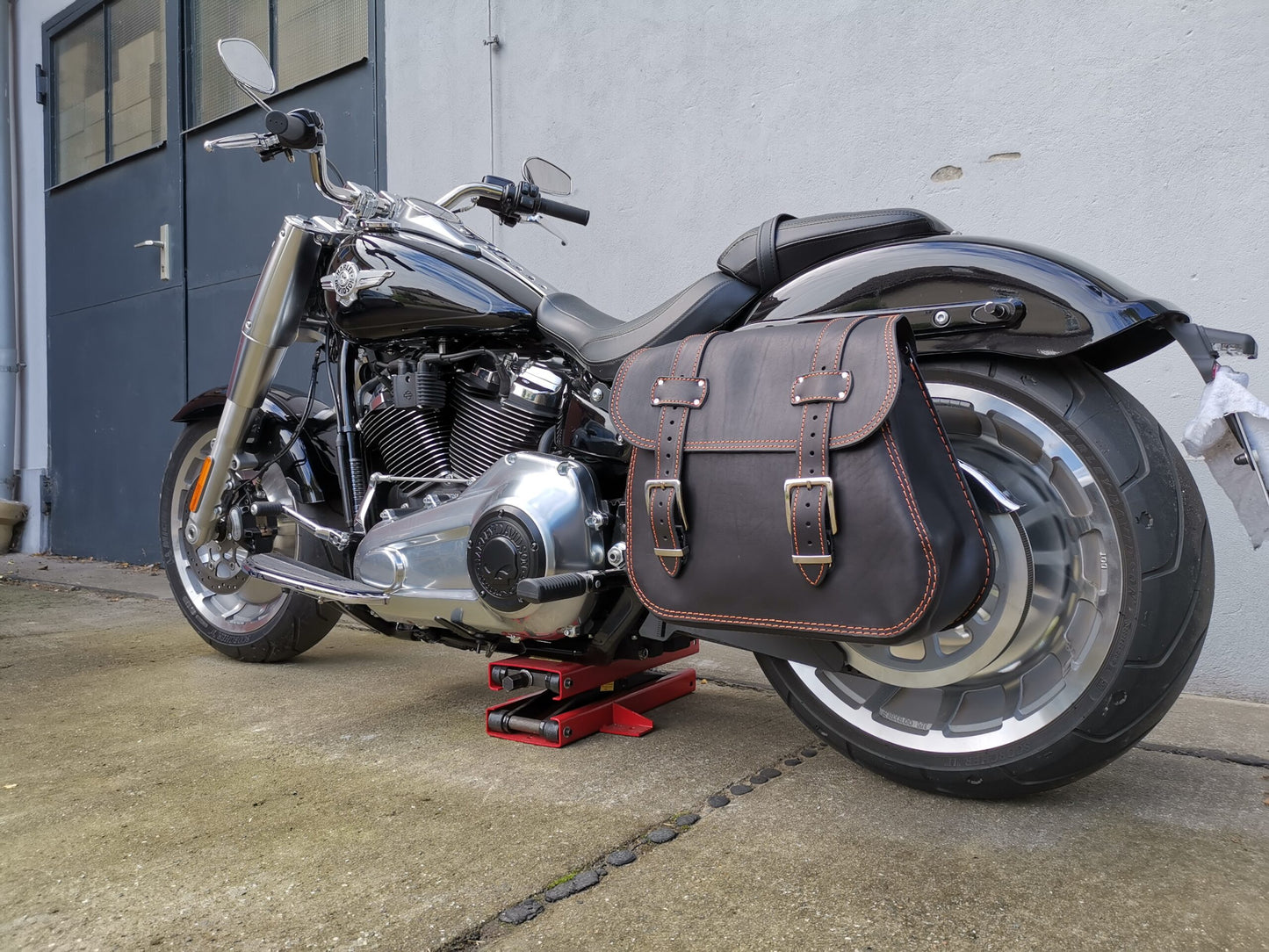 Zeus Orange Seitenkoffer + Halter XL passend für Softail ab 2018 bis Heute