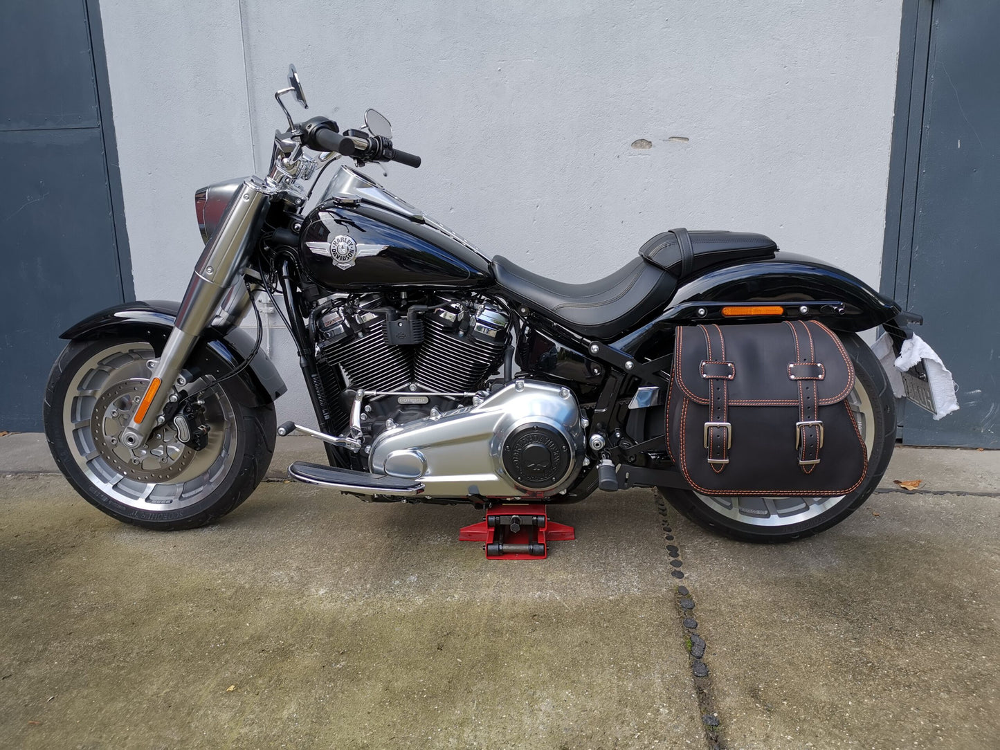 Zeus Orange Seitenkoffer + Halter XL passend für Softail ab 2018 bis Heute