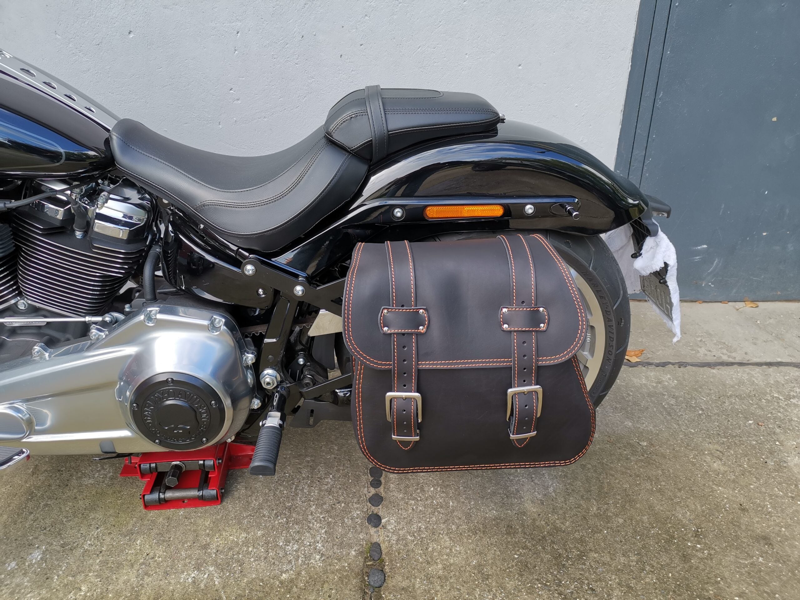 Zeus Orange Seitenkoffer + Halter XL passend für Softail ab 2018 bis Heute