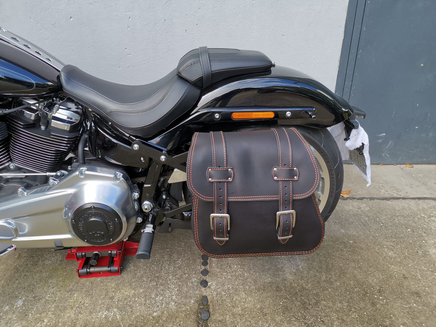 Zeus Orange Seitenkoffer + Halter XL passend für Softail ab 2018 bis Heute
