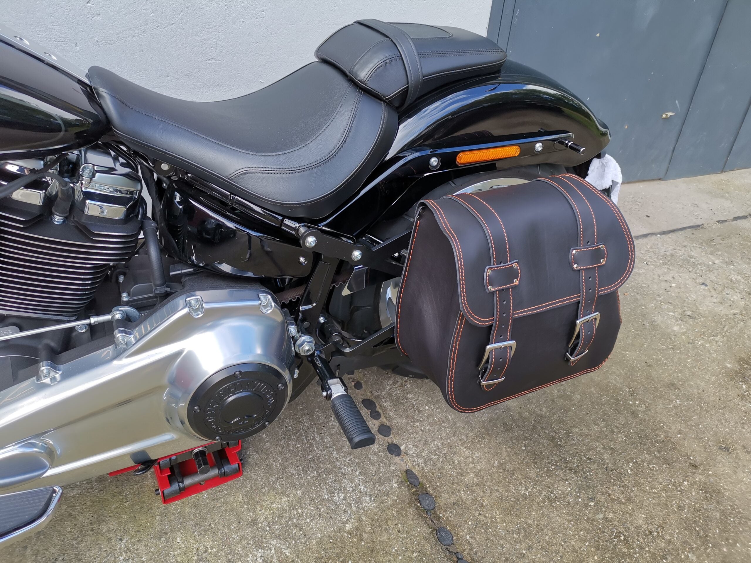 Zeus Orange Seitenkoffer + Halter XL passend für Softail ab 2018 bis Heute