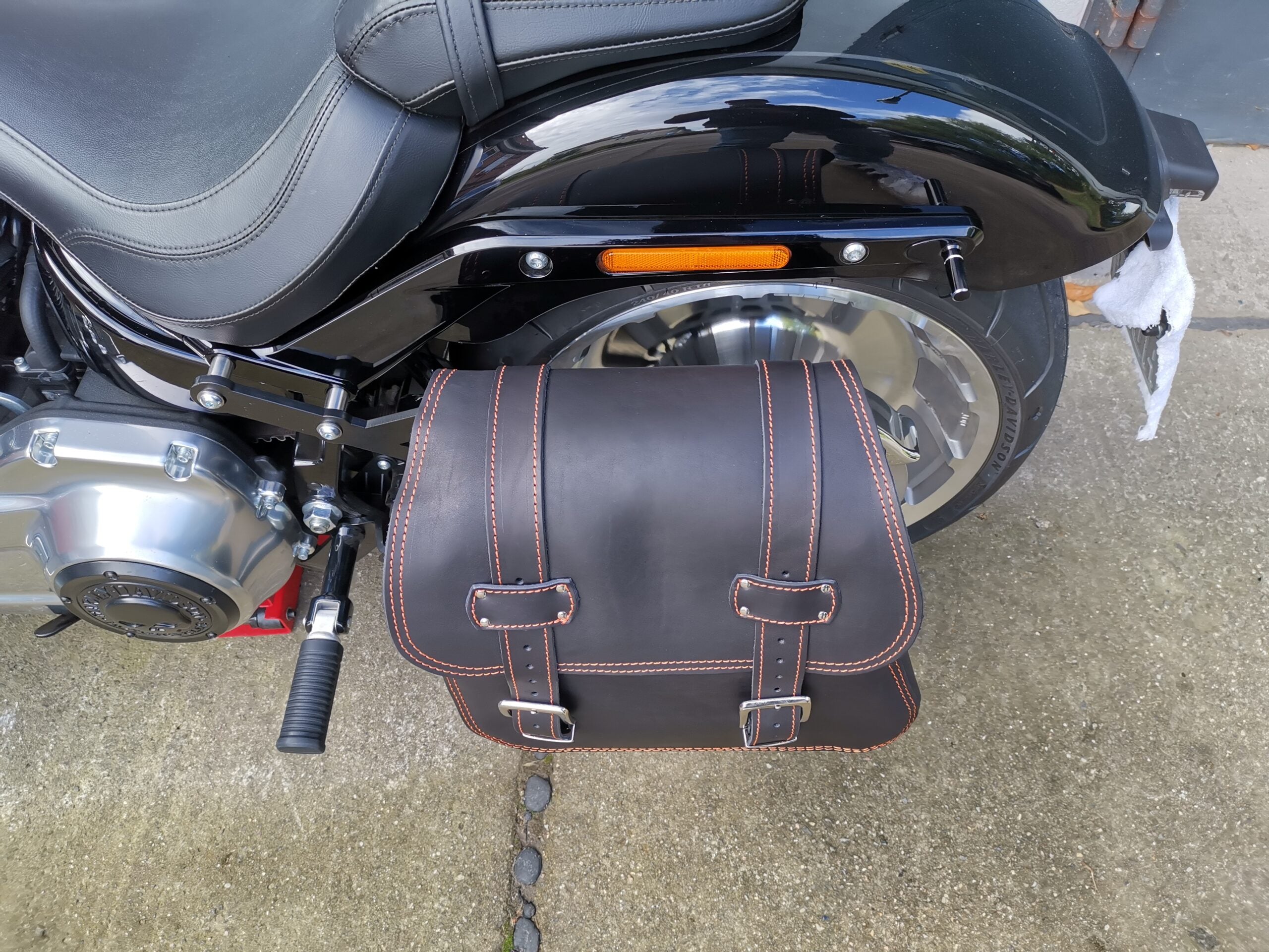 Zeus Orange Seitenkoffer + Halter XL passend für Softail ab 2018 bis Heute