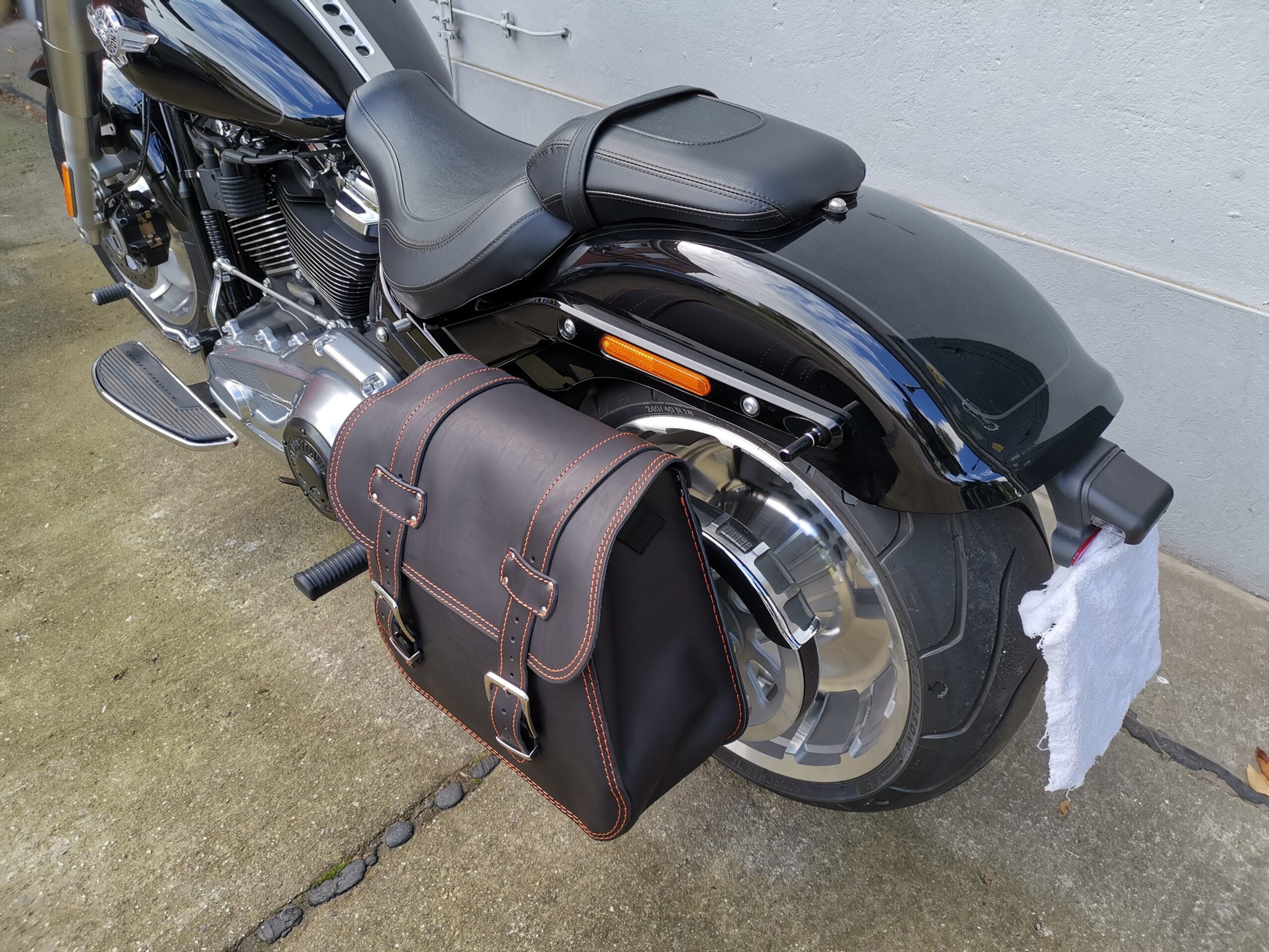 Zeus Orange Seitenkoffer + Halter XL passend für Softail ab 2018 bis Heute