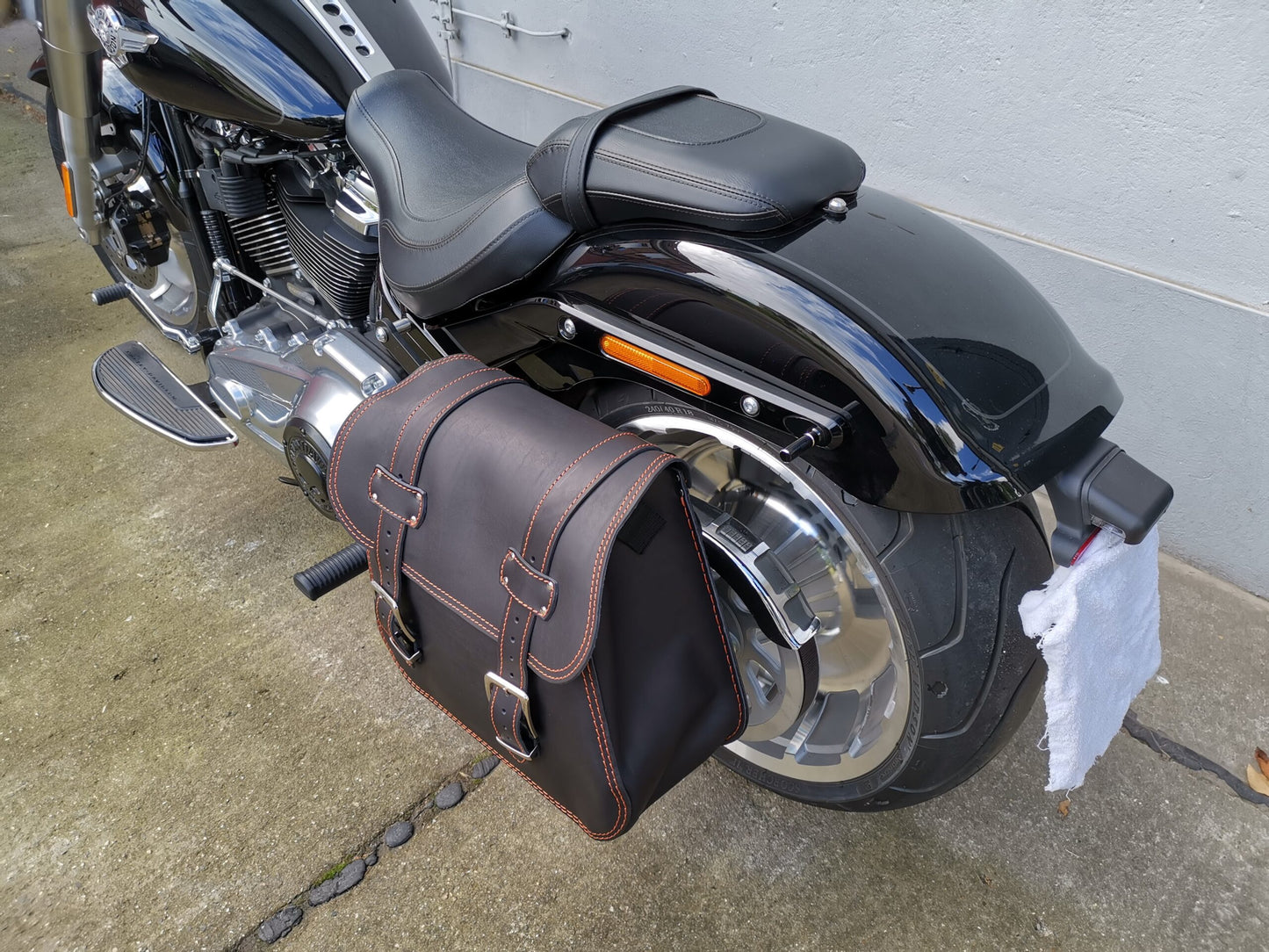 Zeus Orange Seitenkoffer + Halter XL passend für Softail ab 2018 bis Heute