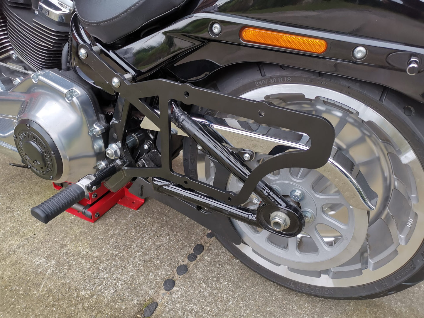 Zeus Schwarz Seitentasche + Halter XL passend für Softail ab 2018 bis Heute