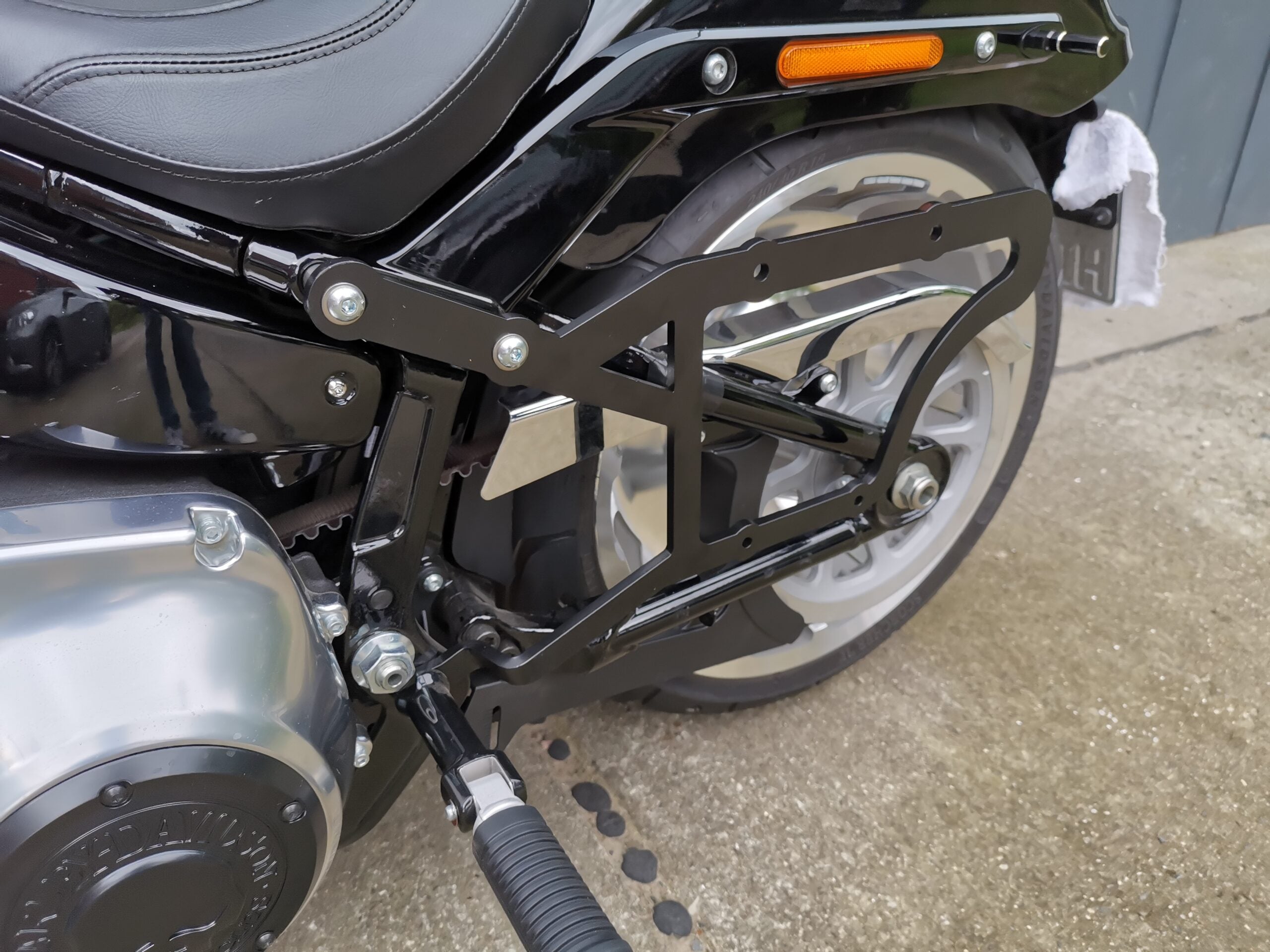 Zeus Orange Seitenkoffer + Halter XL passend für Softail ab 2018 bis Heute