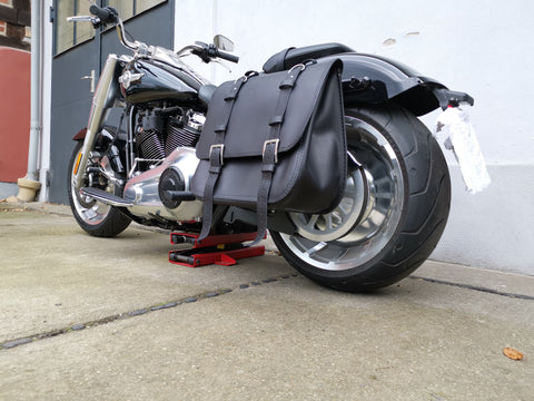 The Big Schwarz Seitentasche + Halter XL passend für Softail ab 2018 bis Heute