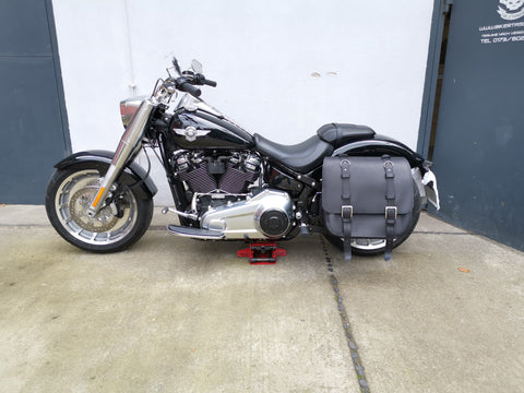 The Big Schwarz Seitentasche + Halter XL passend für Softail ab 2018 bis Heute