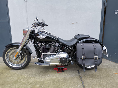 The Big Schwarz Seitentasche + Halter XL passend für Softail ab 2018 bis Heute