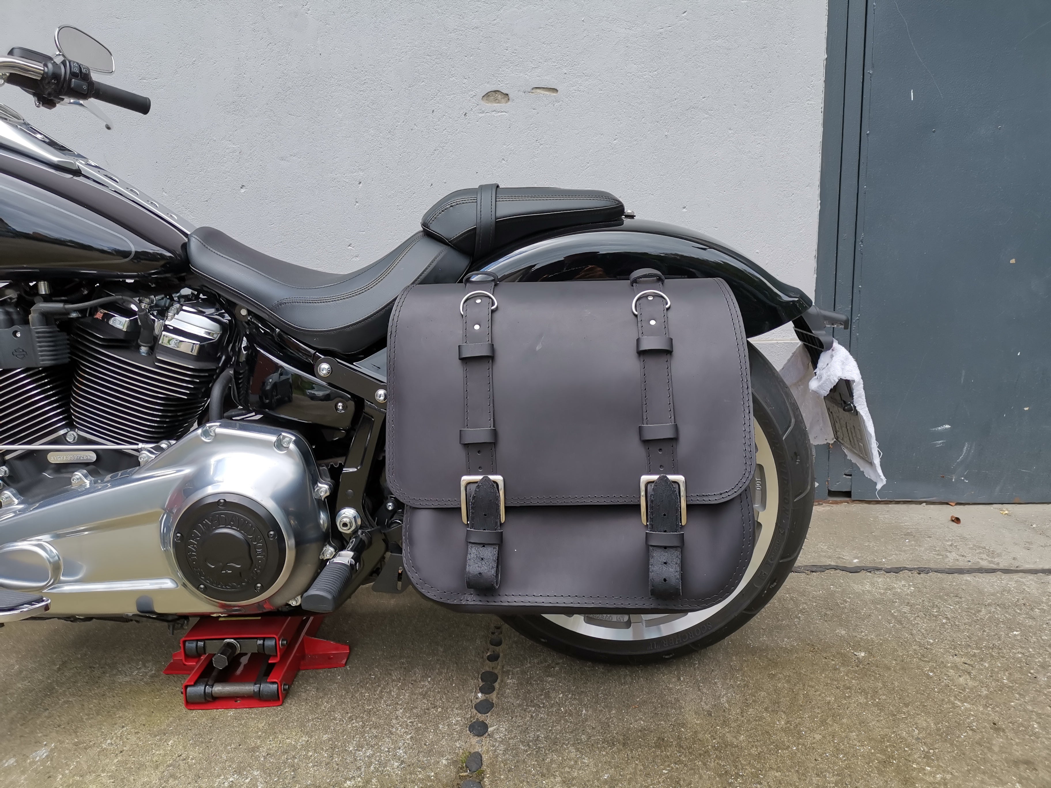 The Big Schwarz Seitentasche + Halter XL passend für Softail ab 2018 bis Heute