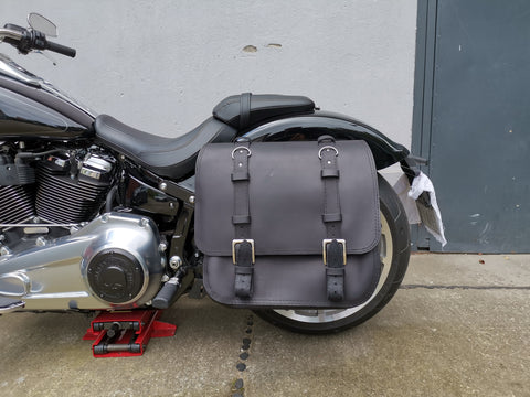 The Big Schwarz Seitentasche + Halter XL passend für Softail ab 2018 bis Heute