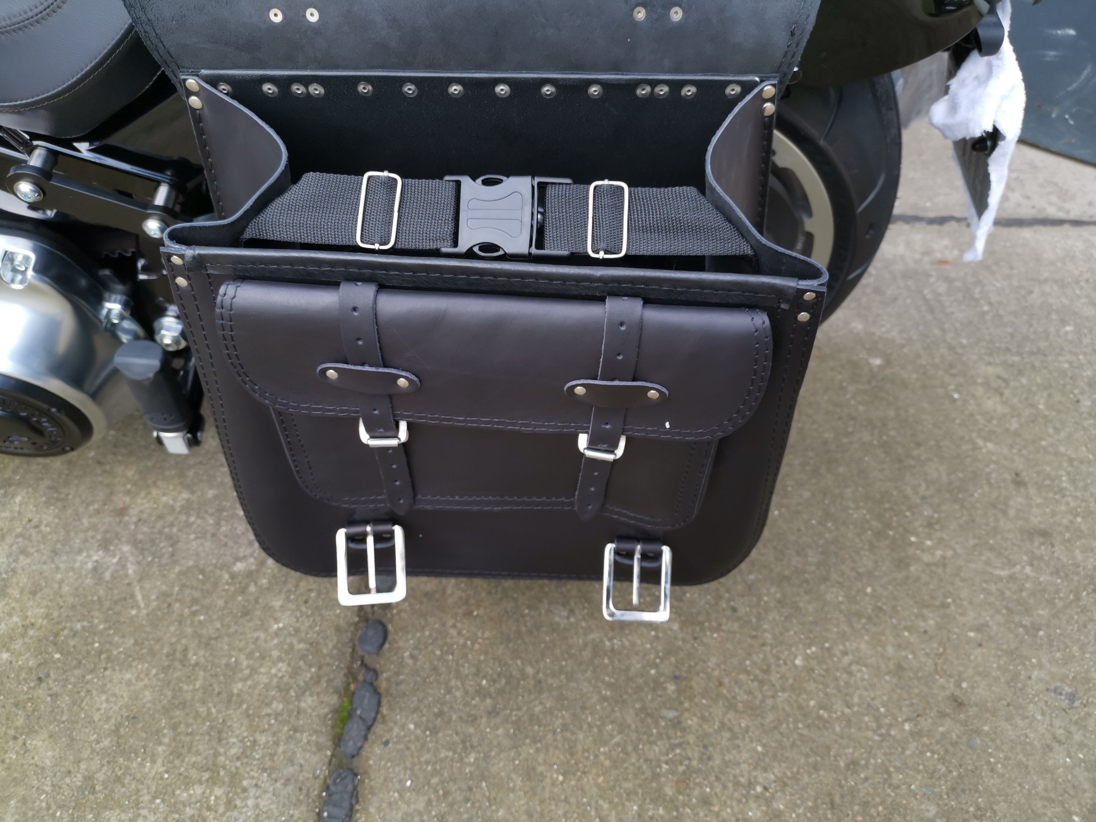 The Big Schwarz Seitenkoffer + Halter passend für Dyna Street Bob von 1996 bis 2017