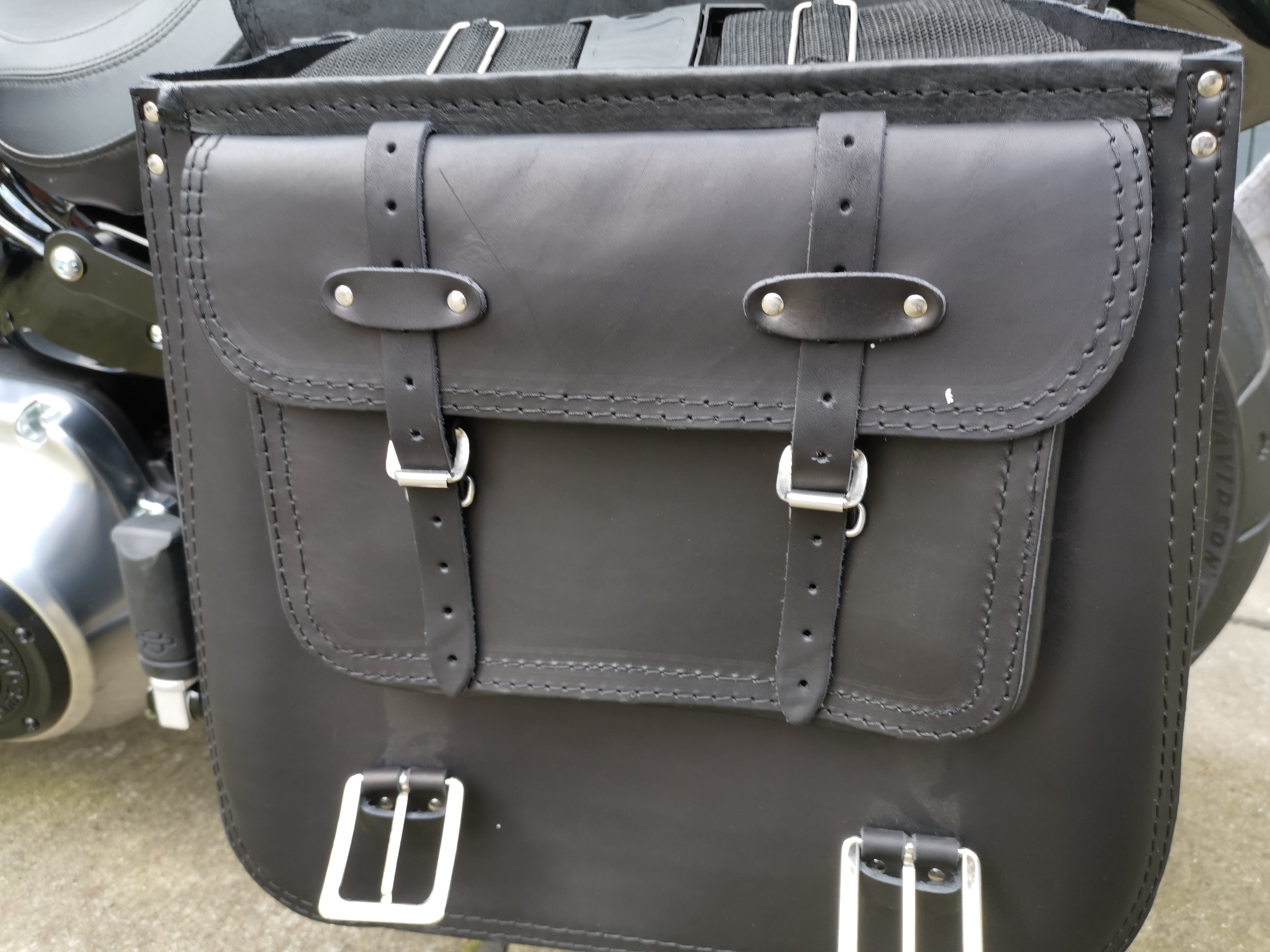 The Big Schwarz Seitentasche + Halter XL passend für Softail von 1992 bis 2017
