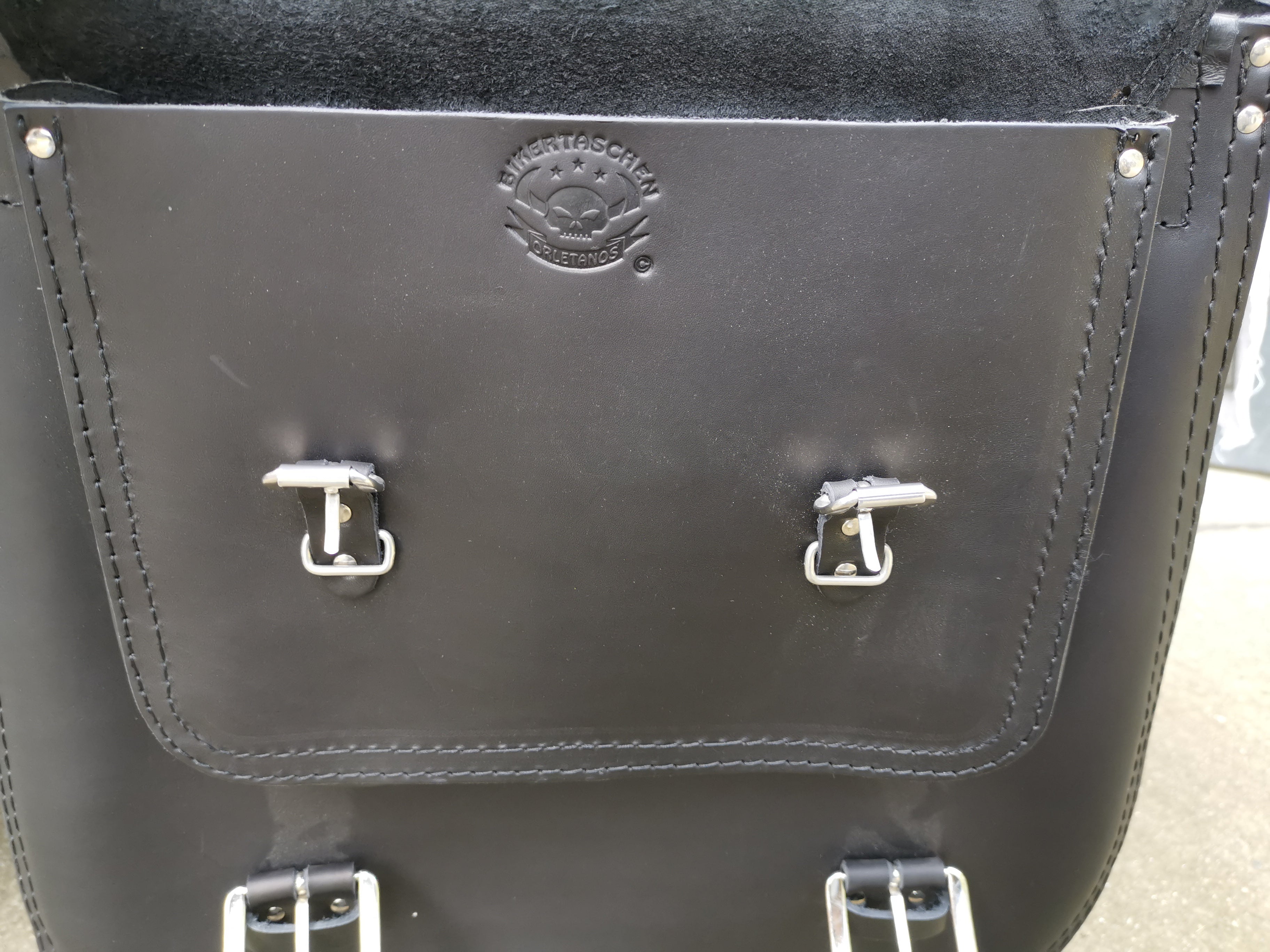 The Big Schwarz Seitentasche + Halter XL passend für Softail von 1992 bis 2017