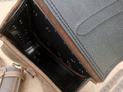 Hades Braun Schwingentasche mit Flaschenhalter passend für Harley-Davidson Softail
