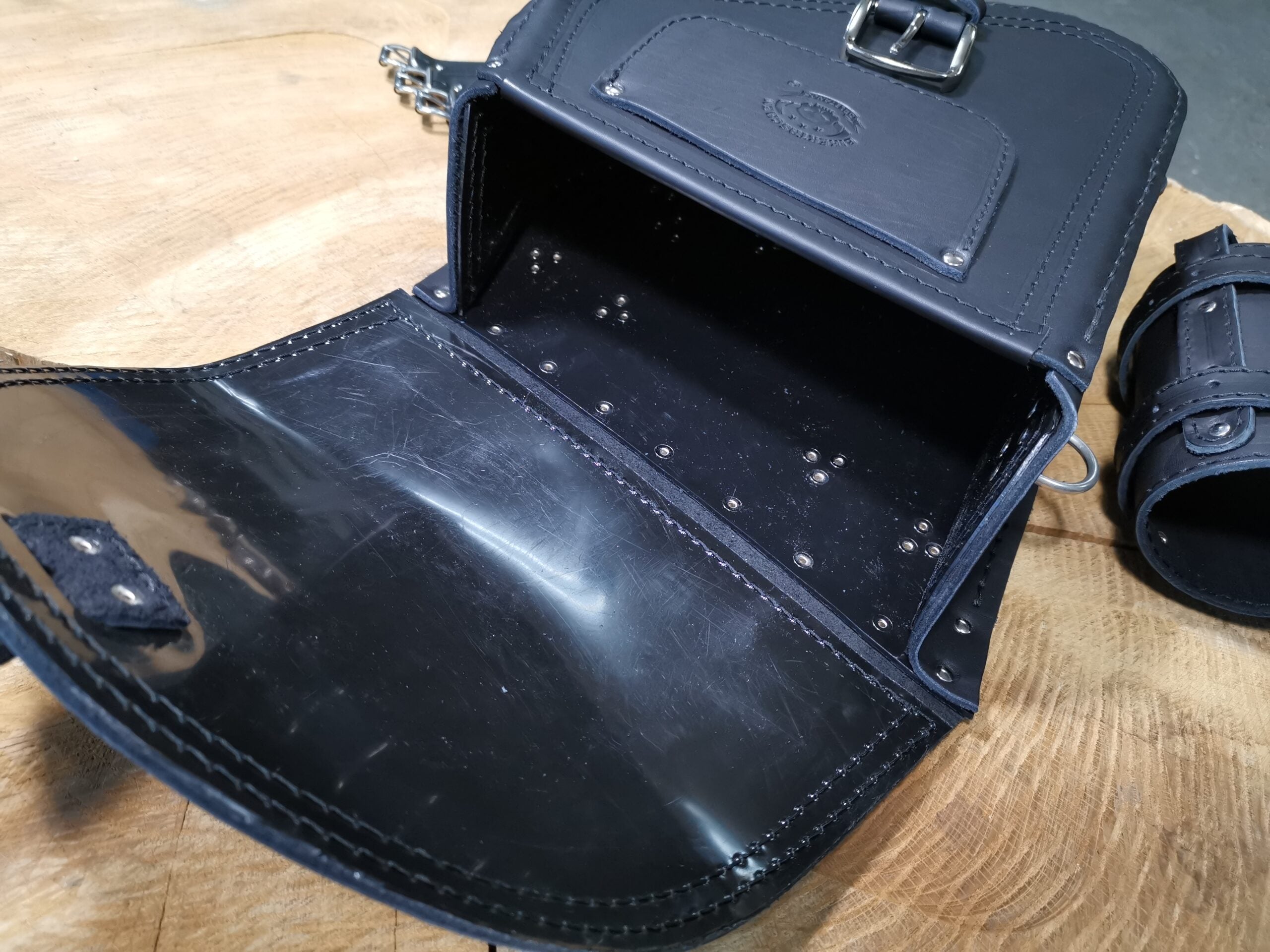 Fortuna Weiß Schwingentasche mit Flaschenhalter passend für Harley-Davidson Softail