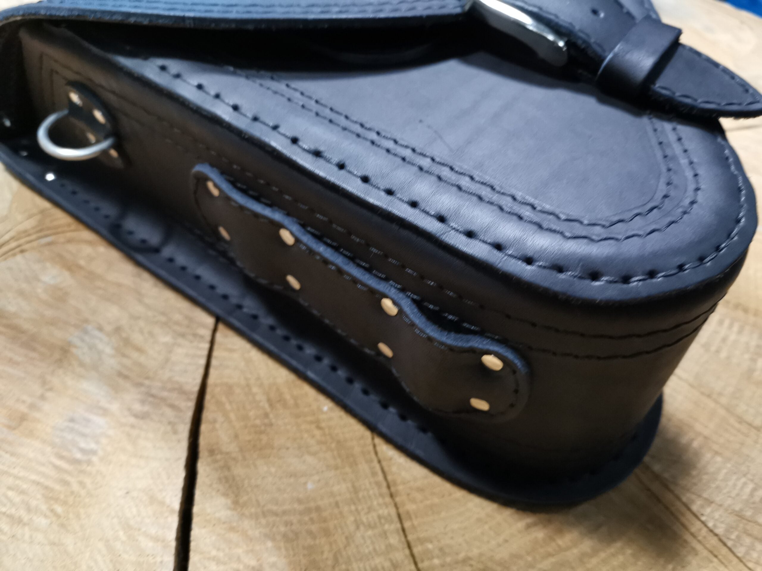Fortuna Weiß Schwingentasche mit Flaschenhalter passend für Harley-Davidson Softail
