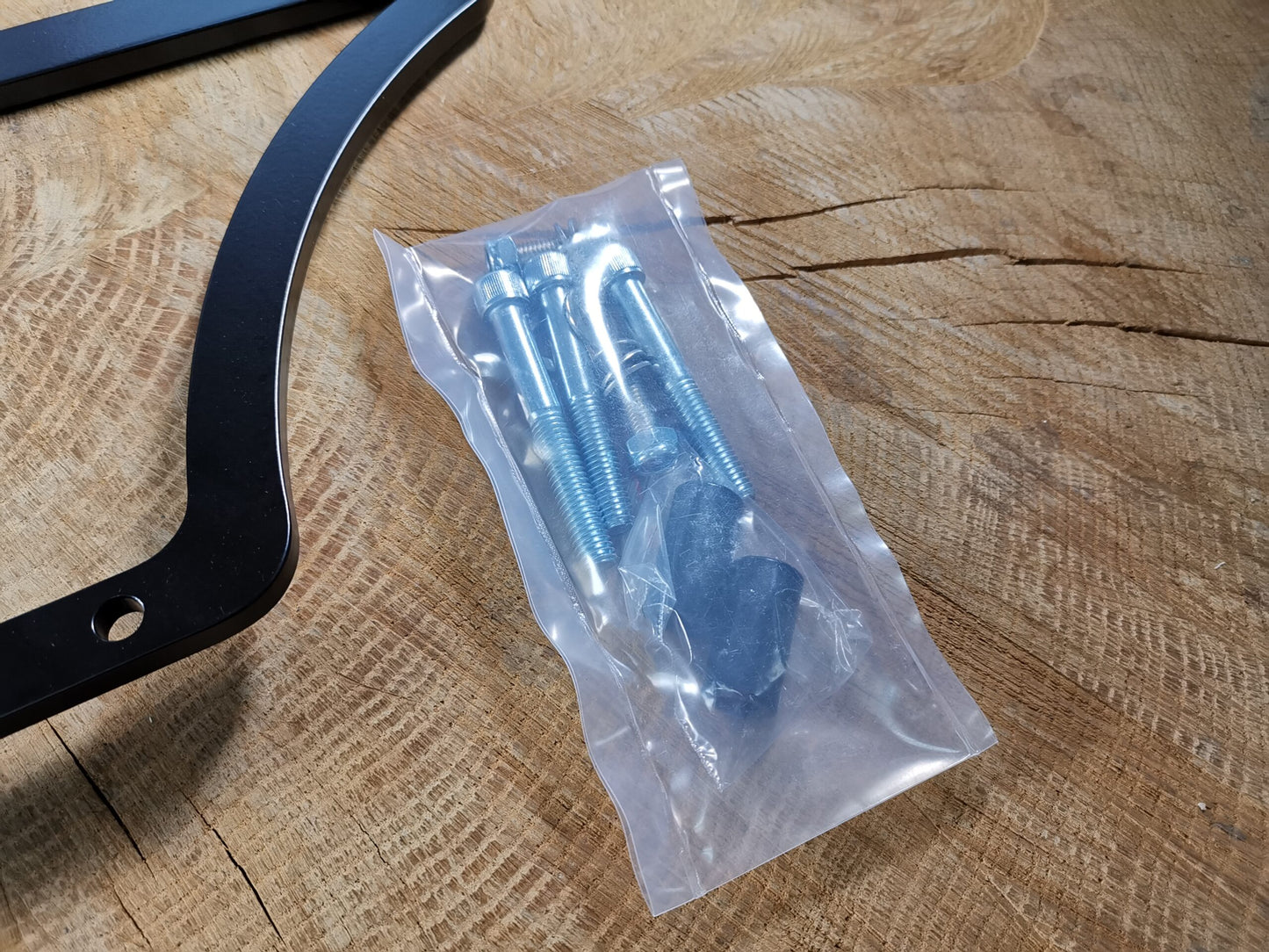 Zeus Schwarz Seitentasche + Halter XL passend für Softail ab 2018 bis Heute