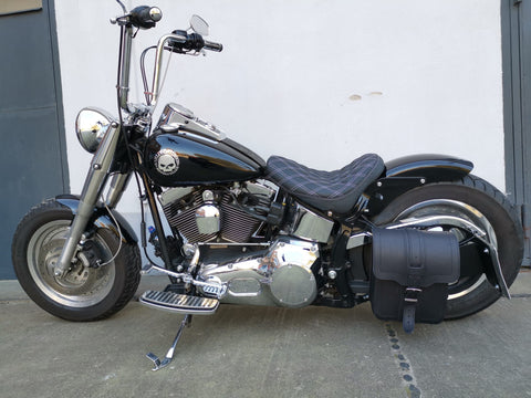 Triton Schwarz Schwingentasche mit Flaschenhalter passend für Harley-Davidson Softail