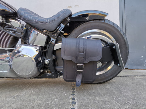 Triton Schwarz Schwingentasche mit Flaschenhalter passend für Harley-Davidson Softail