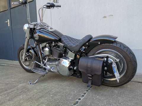 Triton Schwarz Schwingentasche mit Flaschenhalter passend für Harley-Davidson Softail