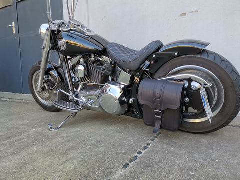 Triton Schwarz Schwingentasche mit Flaschenhalter passend für Harley-Davidson Softail