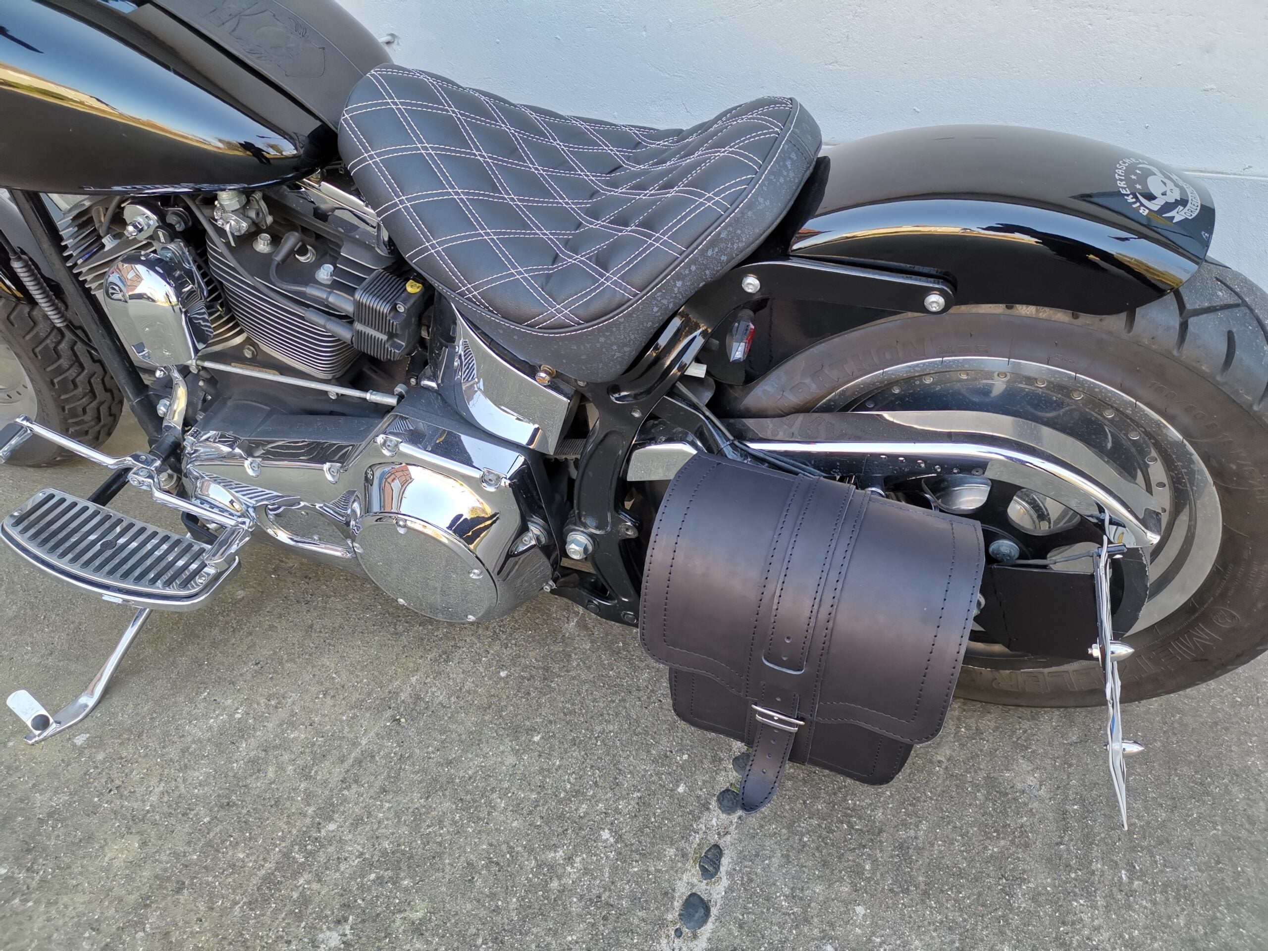 Triton Schwarz Schwingentasche mit Flaschenhalter passend für Harley-Davidson Softail