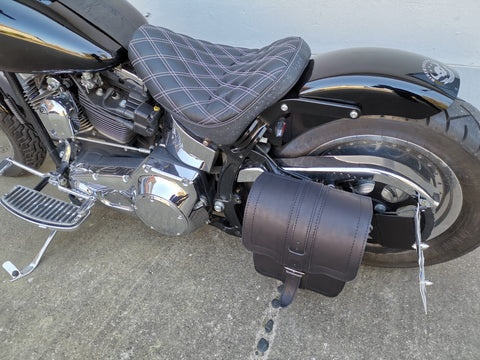 Triton Schwarz Schwingentasche mit Flaschenhalter passend für Harley-Davidson Softail
