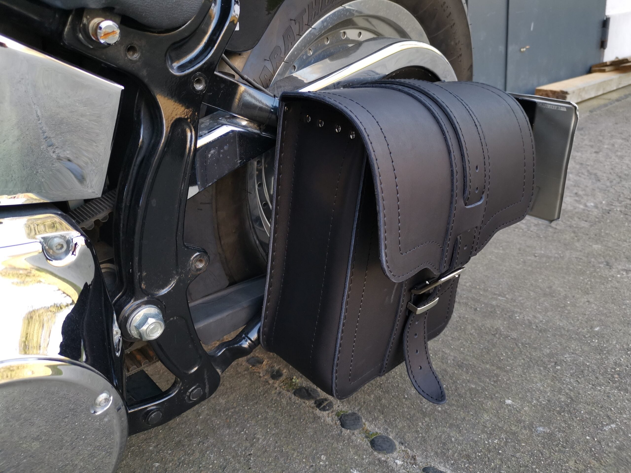 Triton Schwarz Schwingentasche mit Flaschenhalter passend für Harley-Davidson Softail