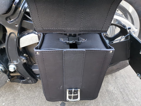 Triton Schwarz Schwingentasche mit Flaschenhalter passend für Harley-Davidson Softail