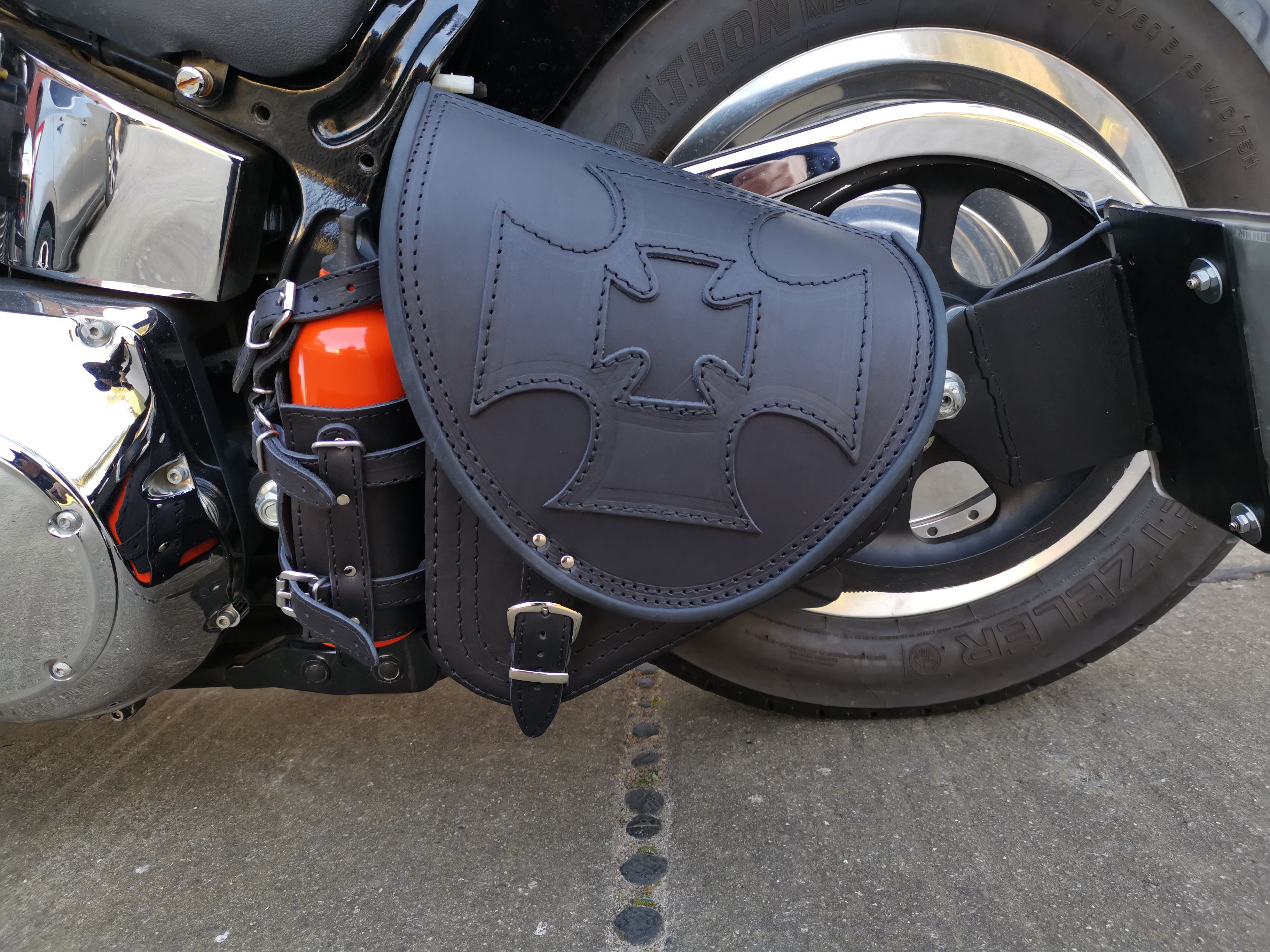 Diablo Malteser Schwarz Schwingentasche mit Flaschenhalter passend für Harley-Davidson Softail