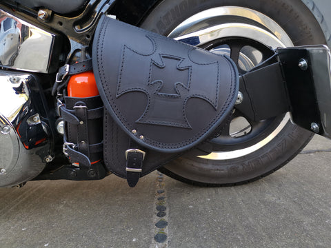 Schwingentasche Diablo Malteser Schwarz + Werkzeugrolle Malteser passend für Harley-Davidson Softail