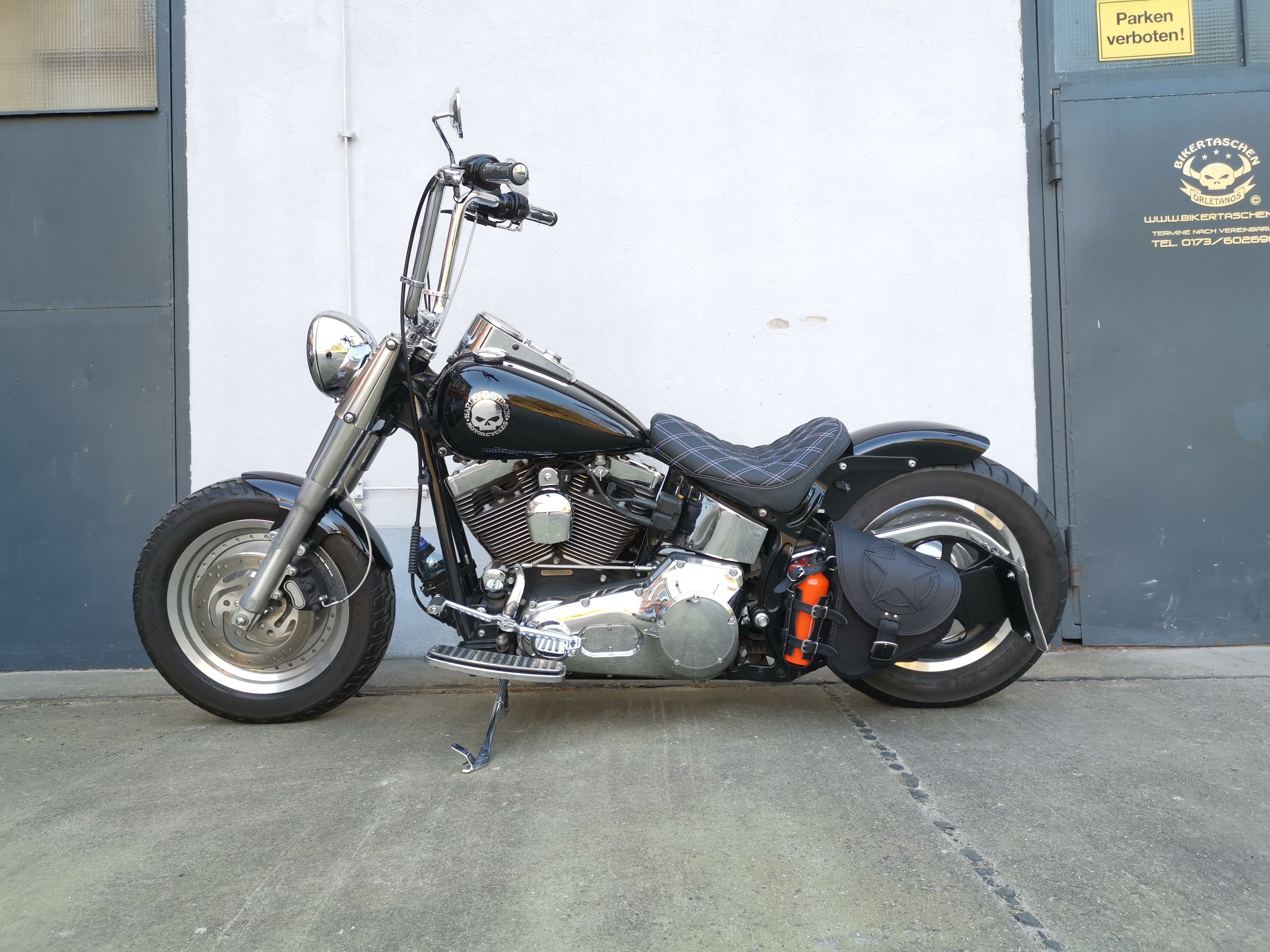 Fortuna Schwarz Schwingentasche mit Flaschenhalter + Werkzeugrolle Tool Stern passend für Harley-Davidson Softail