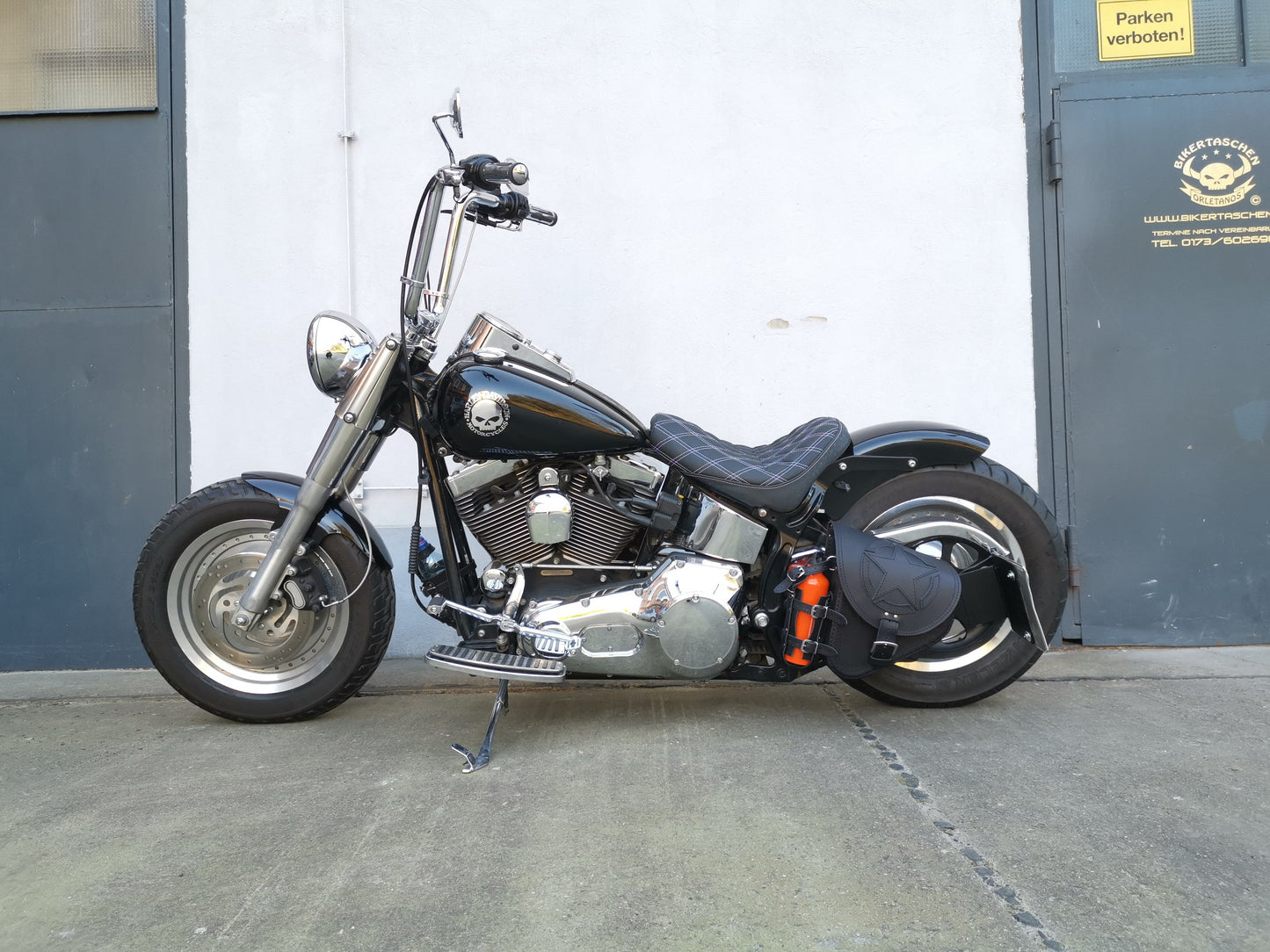Fortuna Schwarz Schwingentasche mit Flaschenhalter + Werkzeugrolle Tool Stern passend für Harley-Davidson Softail
