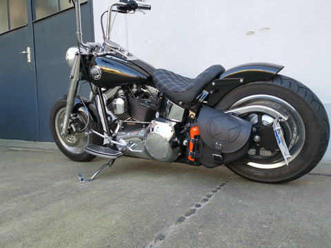 Fortuna Schwarz Schwingentasche mit Flaschenhalter passend für Harley-Davidson Softail